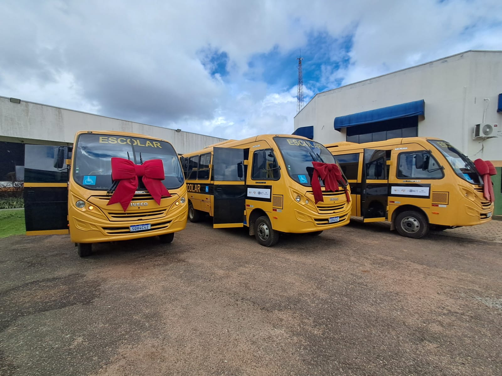 Novos ônibus reforçam transporte escolar em Primavera do Leste