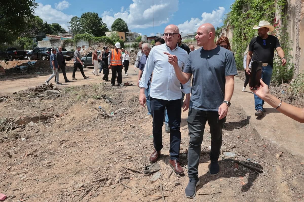 Abilio e Pivetta vistoriarem obra do Largo do Rosário em MT