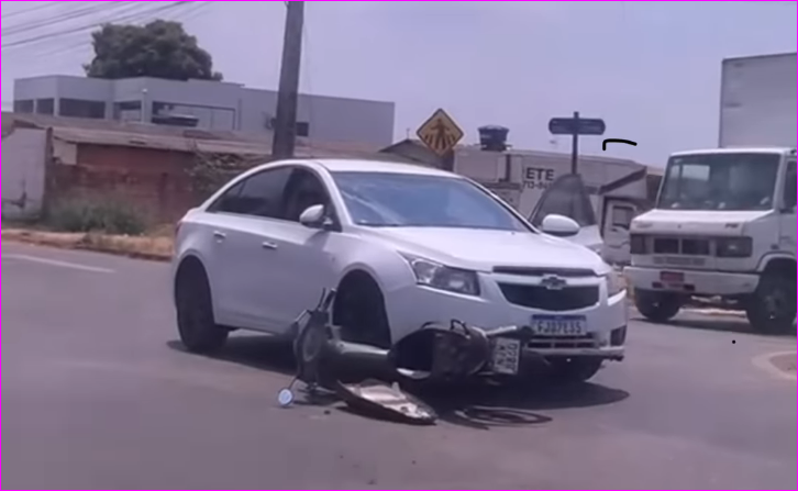 Acidente entre carro e moto é registrado em Primavera