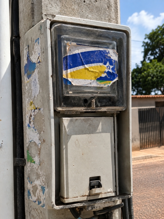 Adesivos em medidores alteram conta de luz em Mato Grosso