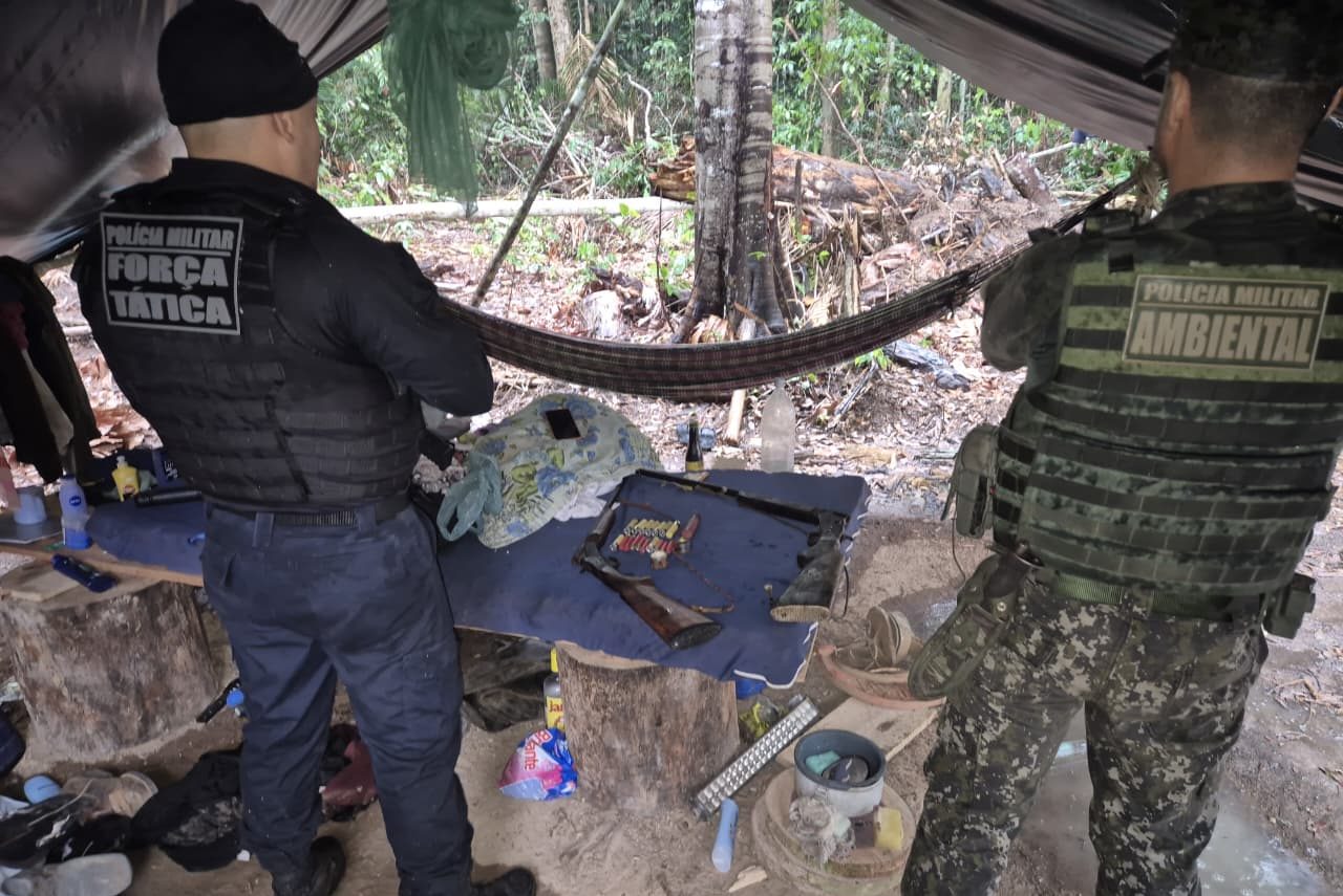 Armas apreendidas em operação ambiental em Colniza
