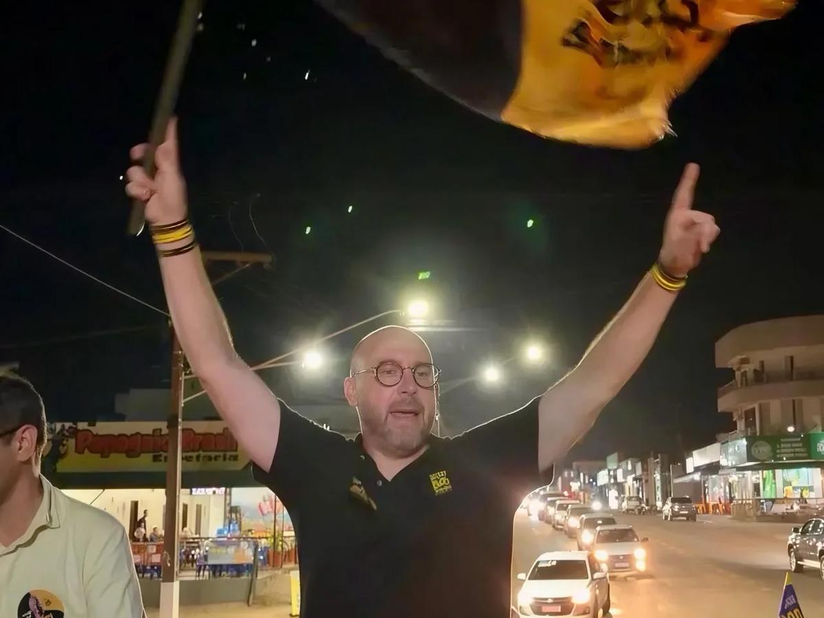 Beto Dois a Um mobiliza apoiadores em carreata na reta final em Juína MT