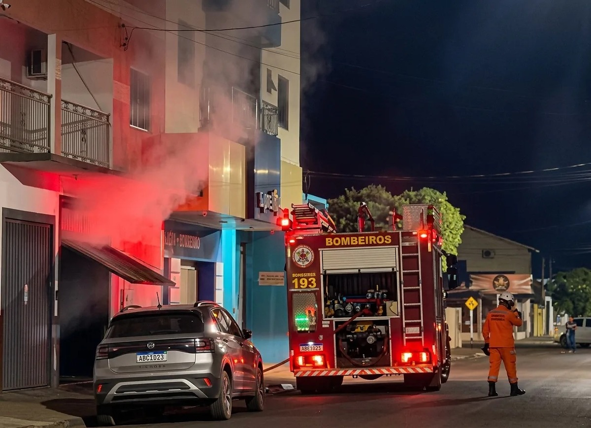 Bombeiros contêm fogo em imóvel no centro de Tangará da Serra MT