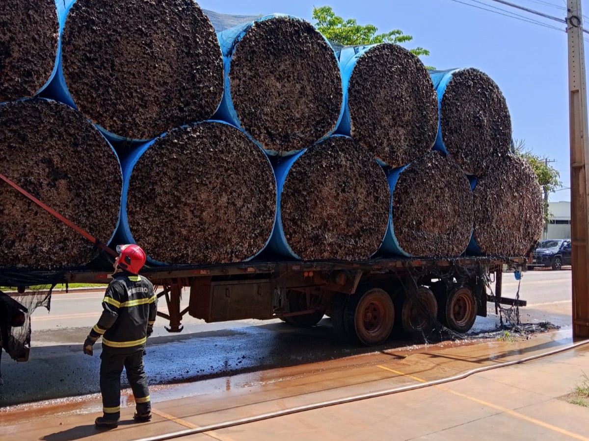 Caminhão com carga de algodão pega fogo em Campo Novo do Parecis MT