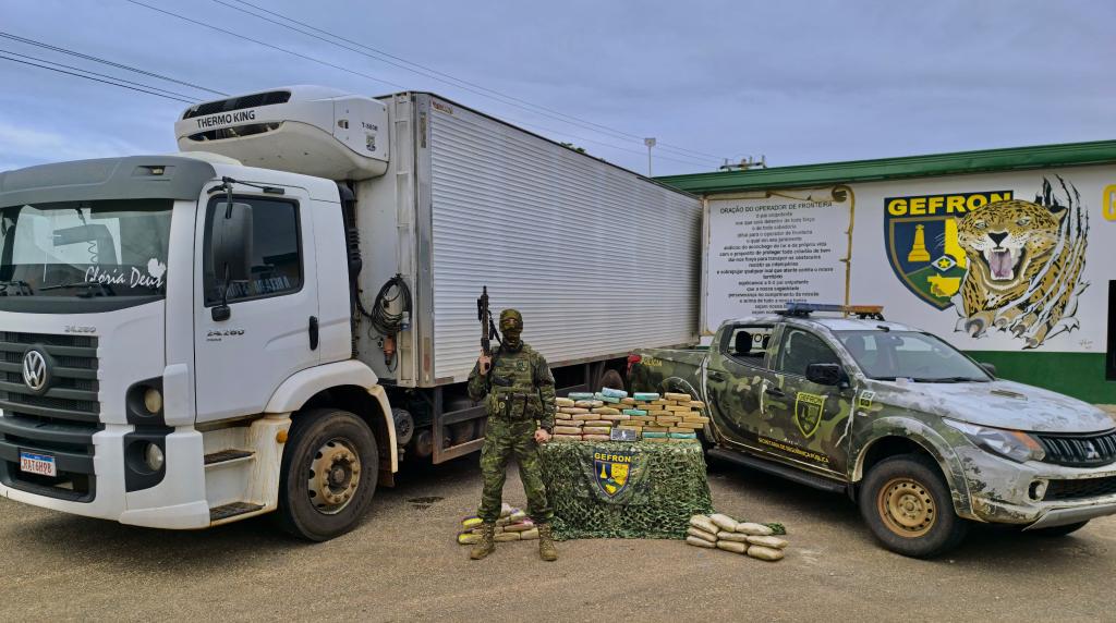 Caminhão com quase R$ 1 milhão em drogas é interceptado em Glória d’Oeste