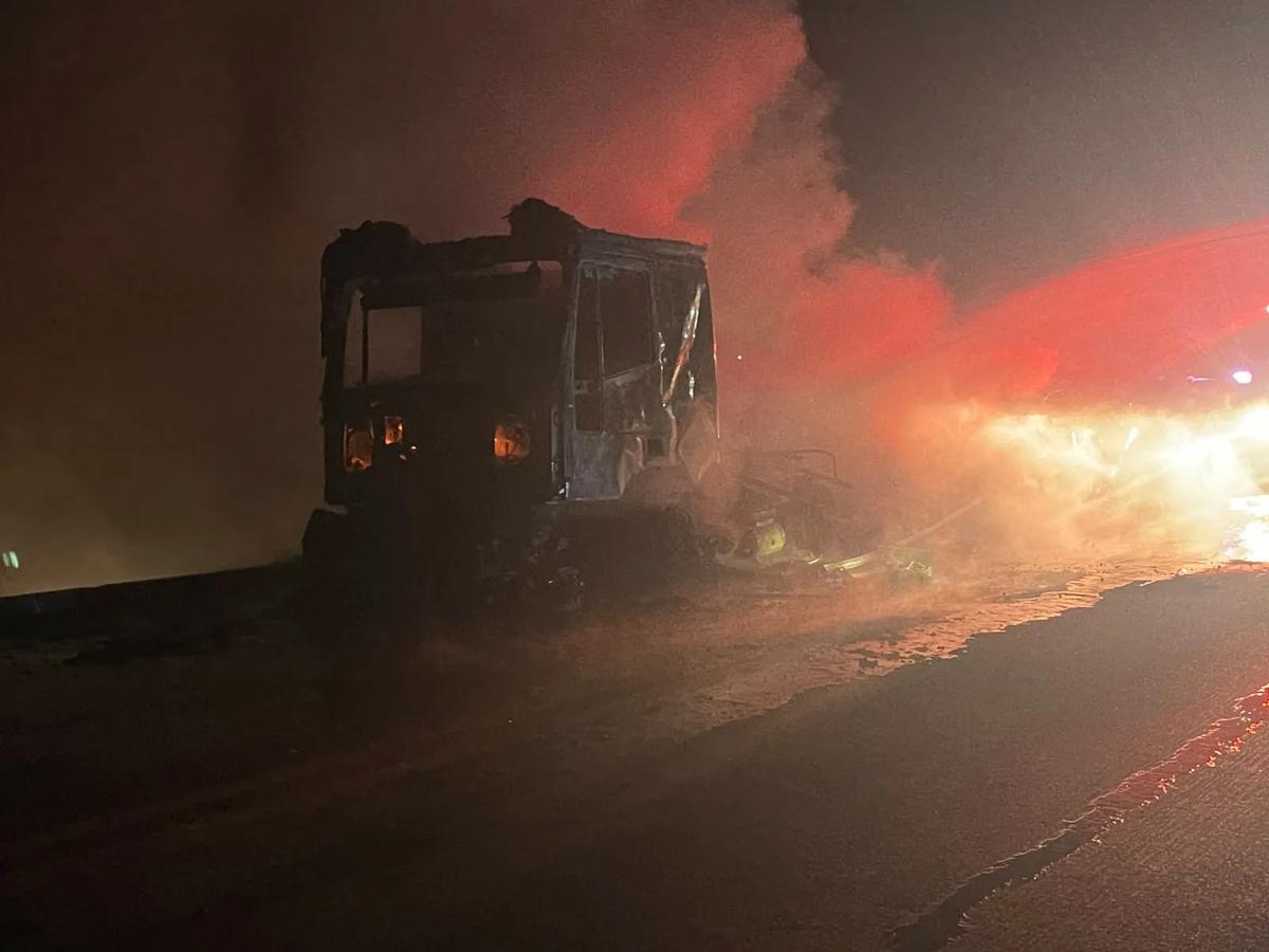 Caminhão pega fogo e fica destruído em rodovia de Mato Grosso