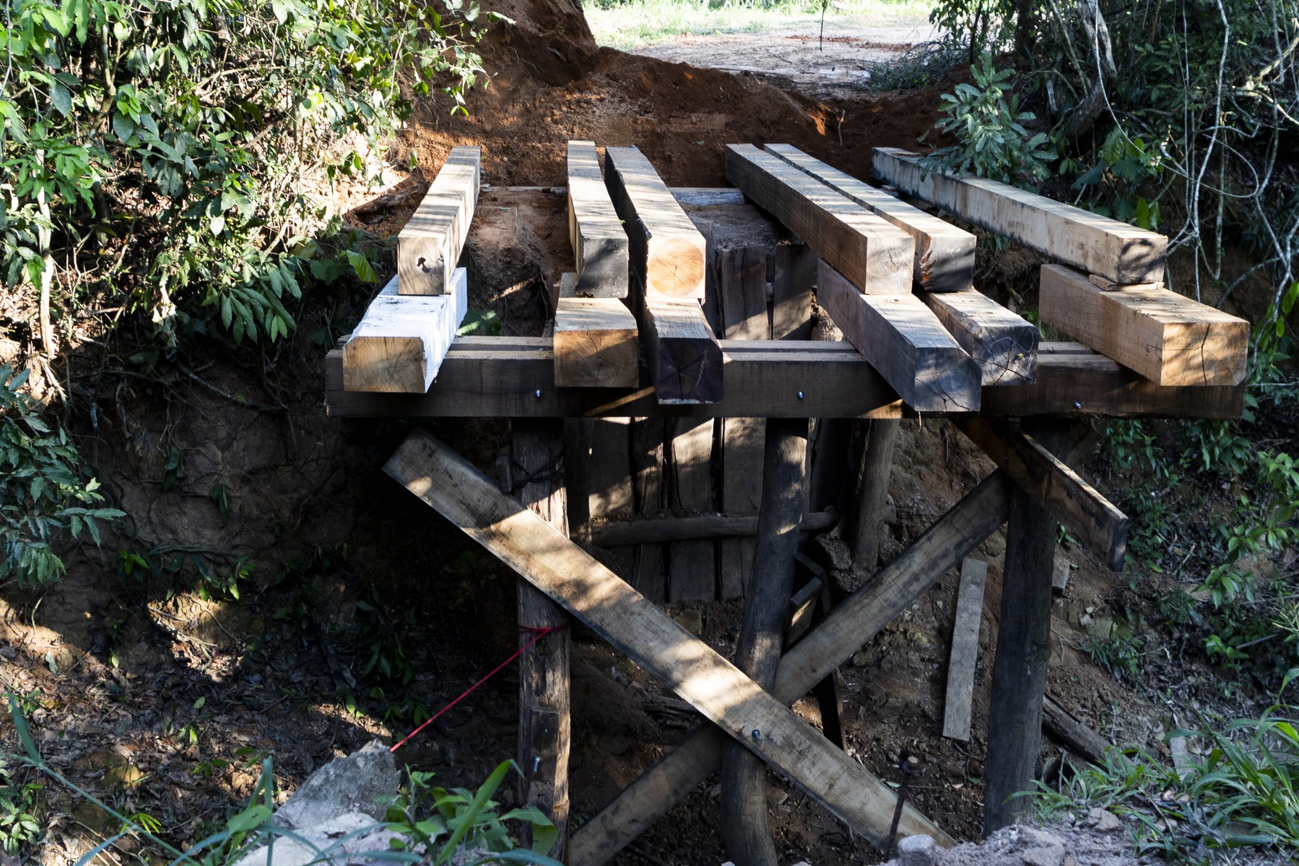 Campo Verde reconstrói ponte de madeira na Serra de São Vicente