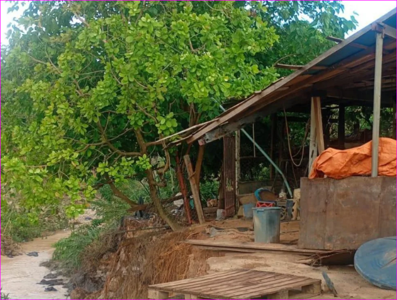 Casa alaga e família pede socorro em Primavera do Leste