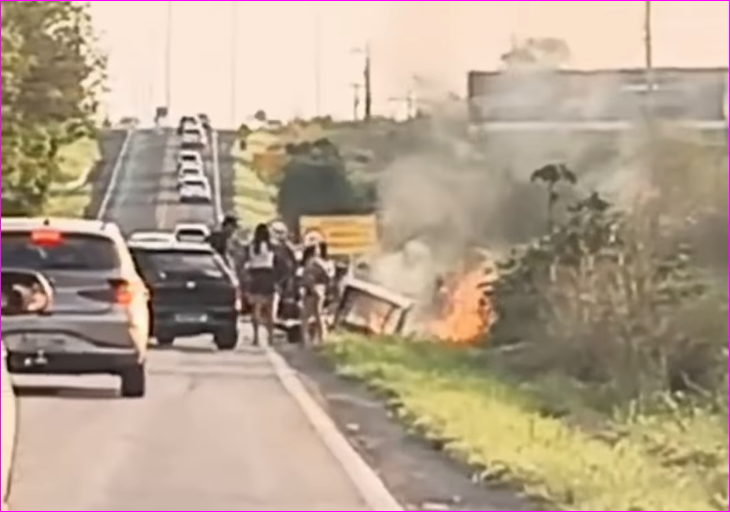 Churrasqueira cai de caminhonete e causa fogo na MT-251