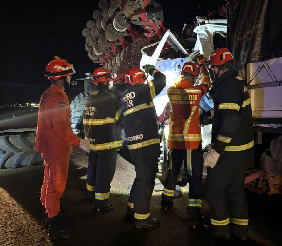 Colisão entre caminhonete, caminhão e trator deixa dois mortos na BR-158 em Água Boa
