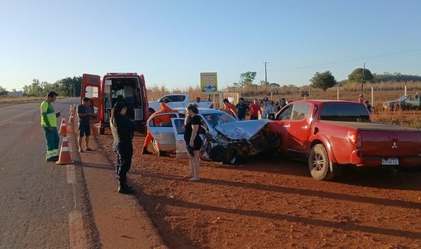 Colisão entre Gol e caminhonete na MT-320 fere duas pessoas em MT
