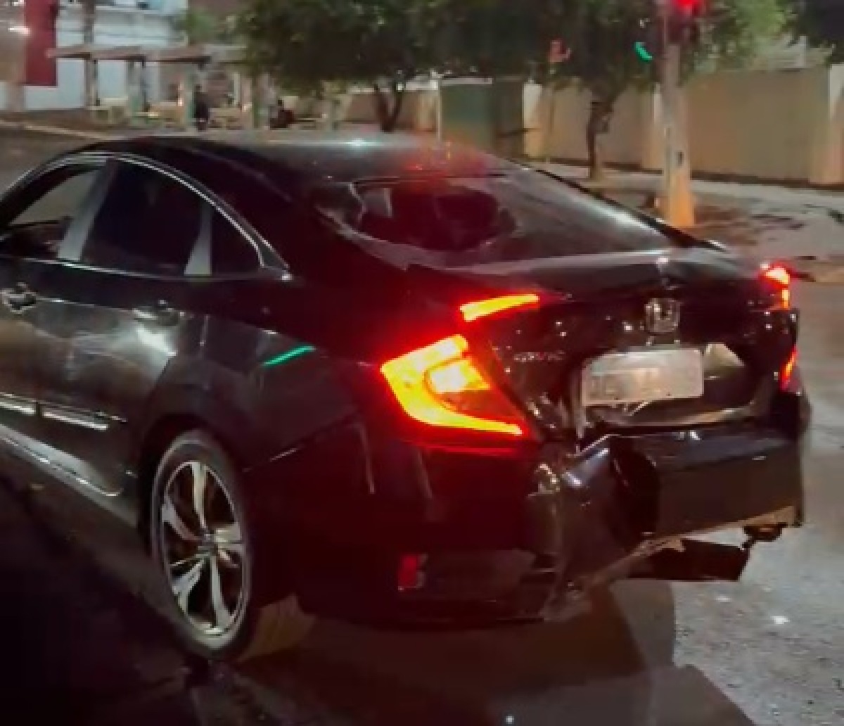 Colisão entre moto e carro deixa ferido na Avenida Miguel Sutil