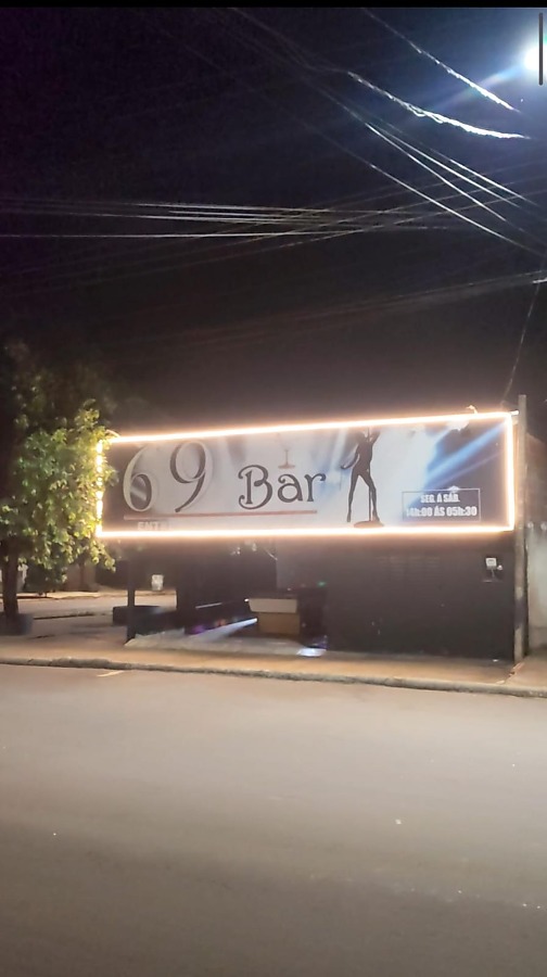 Dona de bar é baleada nas costas por dupla em MT