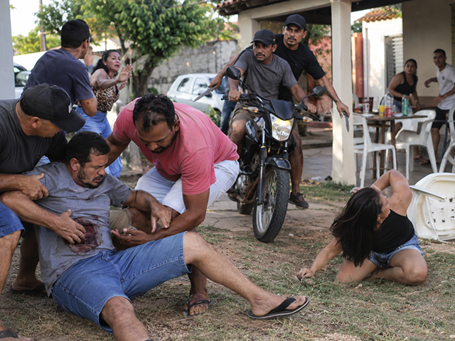 Dupla invade festa com facas e fere homem em Sorriso