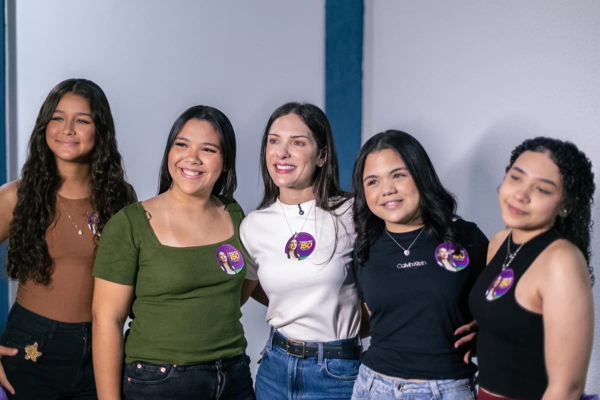 Estudantes declaram primeiro voto em Janaina Riva em Cuiabá MT