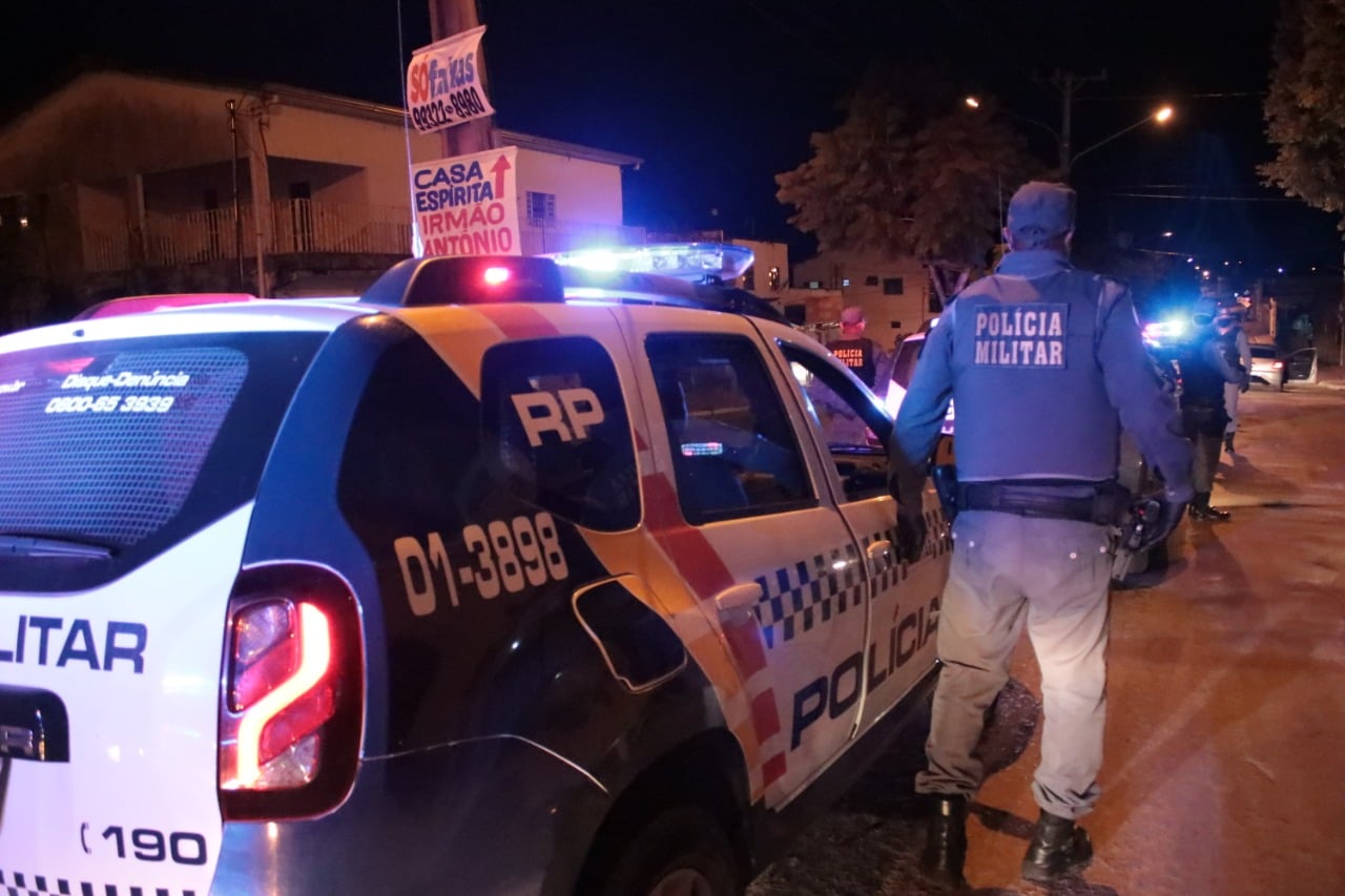 Família é mantida refém em MT e homem foge de criminoso