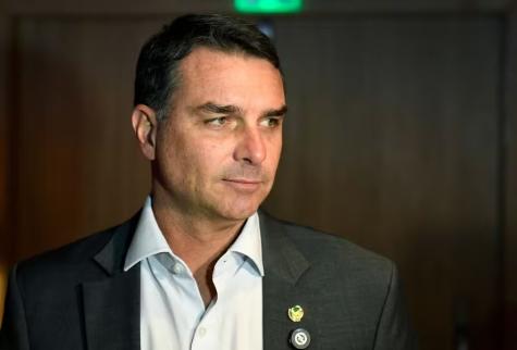 Flávio Bolsonaro critica Dino e STF em ato político