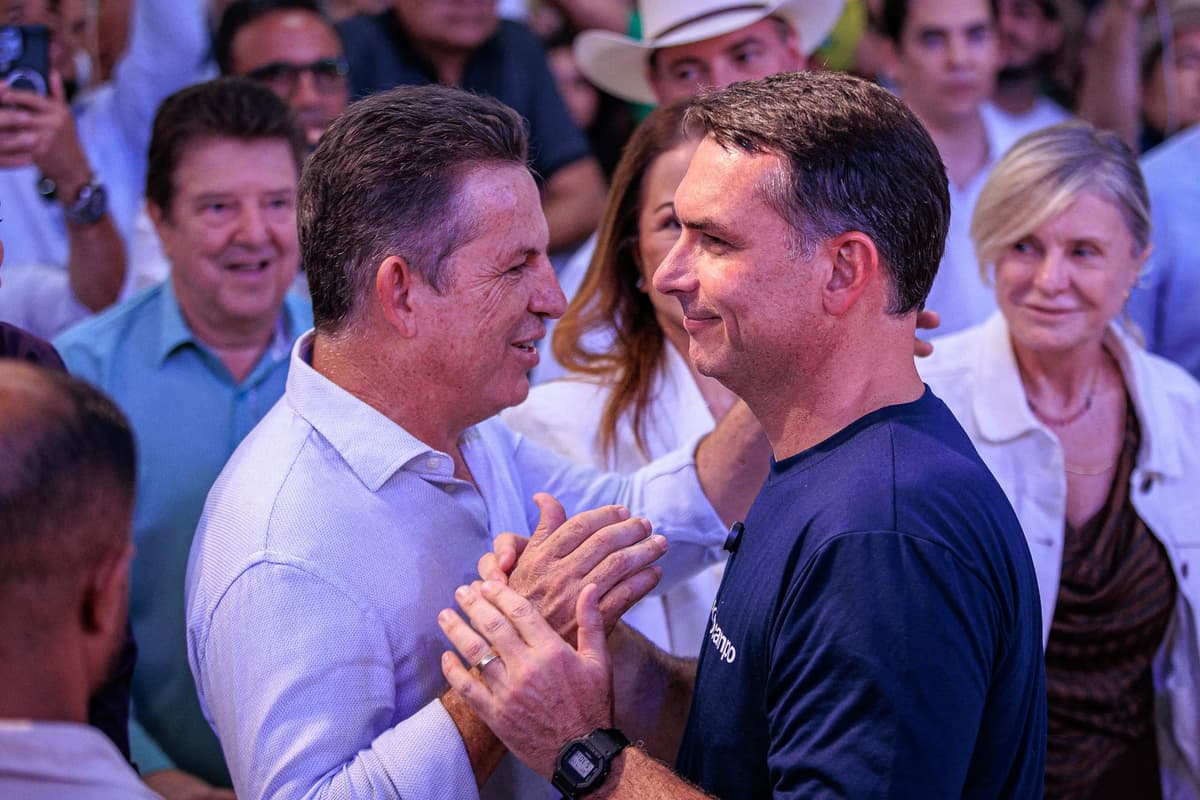 Flávio Bolsonaro inclui Mauro Mendes em articulação no segundo turno em MT