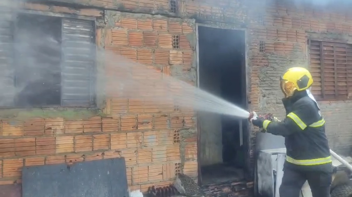 Incêndio atinge residência em Primavera do Leste