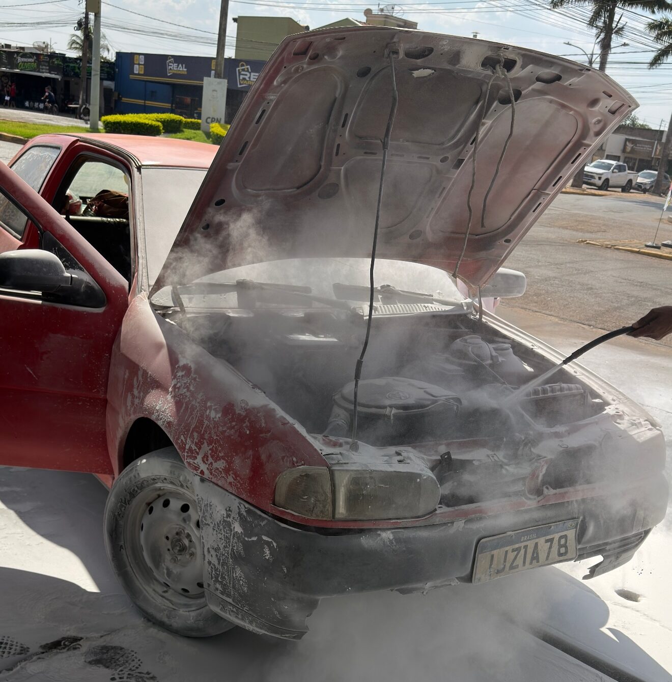 Incêndio em carro assusta posto em Primavera do Leste