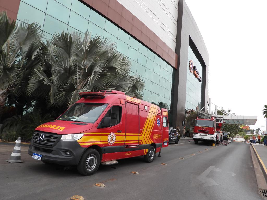 Incêndio em shopping mobiliza bombeiros em Cuiabá