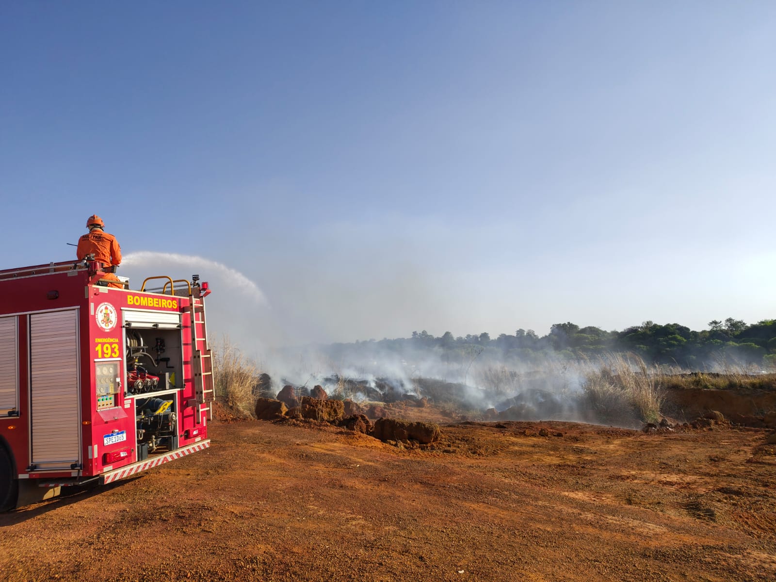 Incêndio em terreno ameaça área de preservação em Primavera do Leste