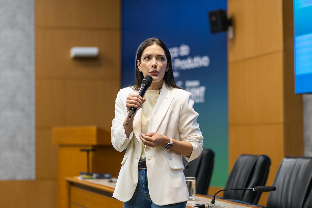Janaina apoia fim da escala 6x1 via sindicatos em Mato Grosso