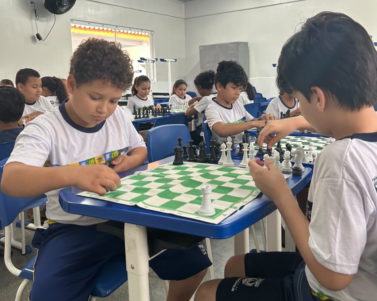 Jogos de xadrez estudantil reúnem crianças em Rondonópolis