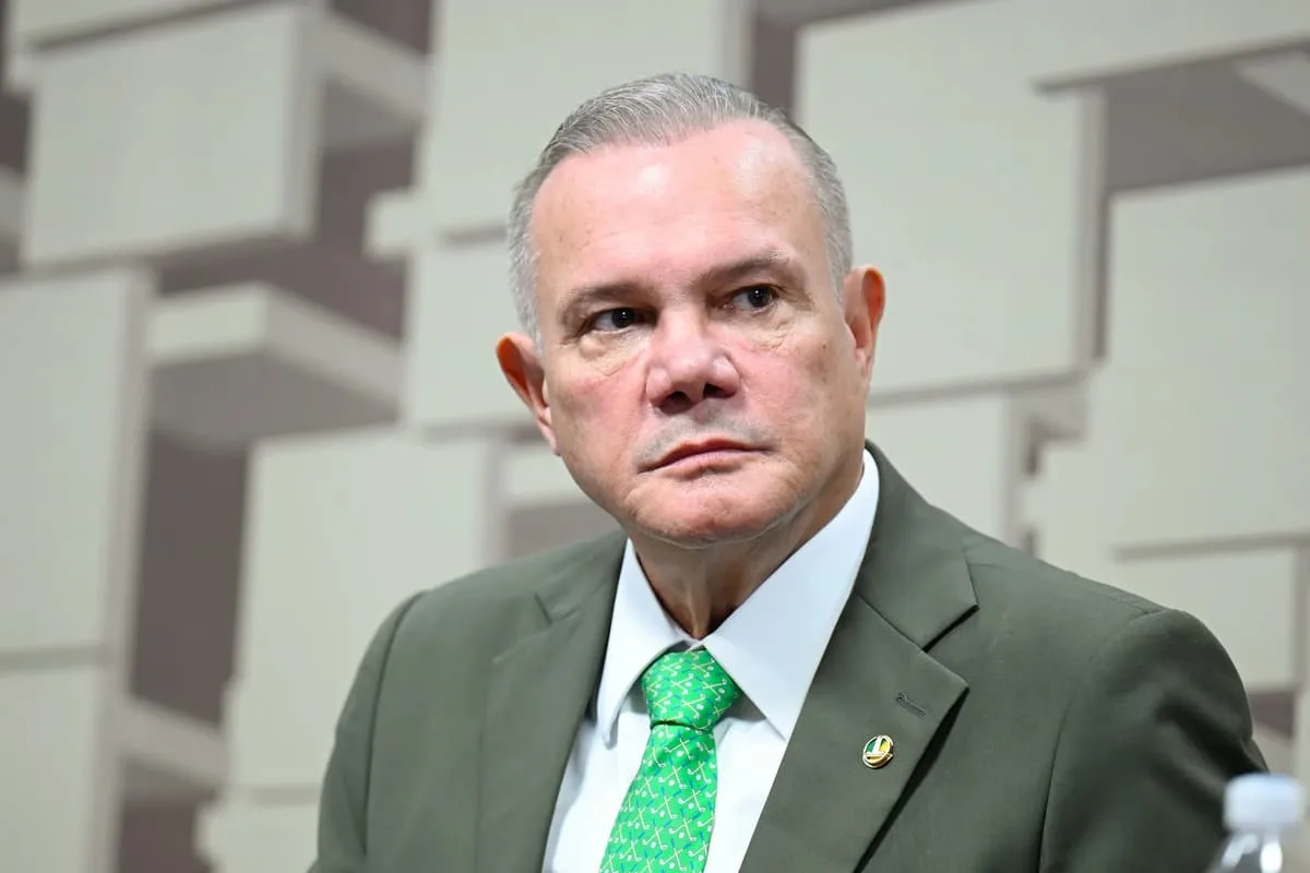 Livro de 2013 volta ao debate eleitoral e mira patrimônio e emendas de WF em Mato Grosso