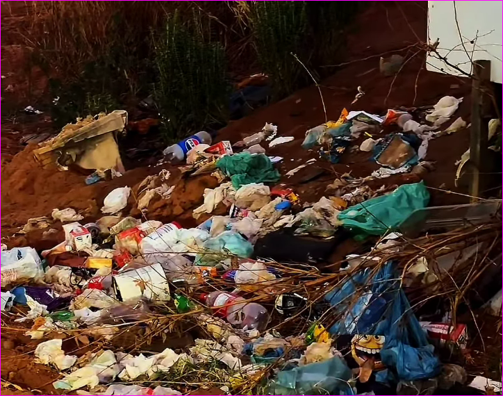 Lixo se acumula e revolta moradores da região do Vale Verde em Poxoréu