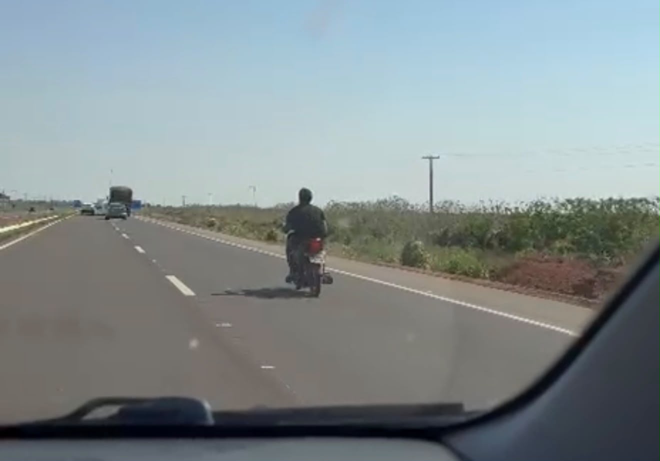 Lucas do Rio Verde: Motociclista sem capacete faz manobras arriscadas na BR-163