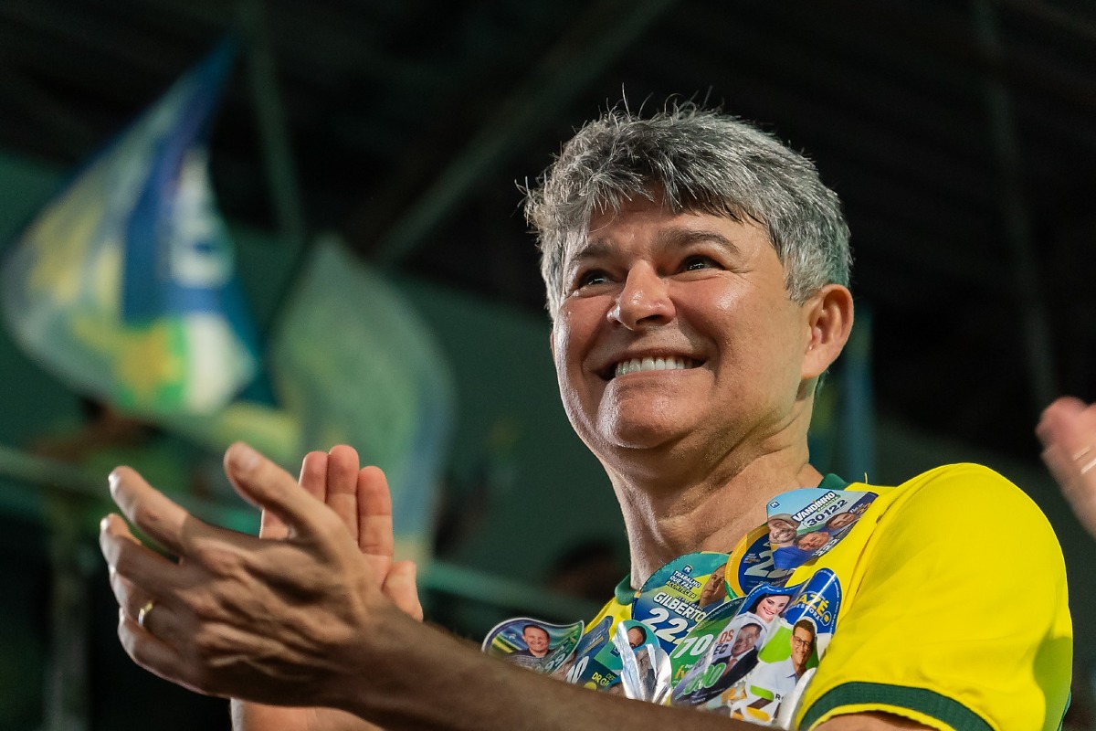 Mauro Mendes pede votos para Zé Medeiros em Rondonópolis, MT