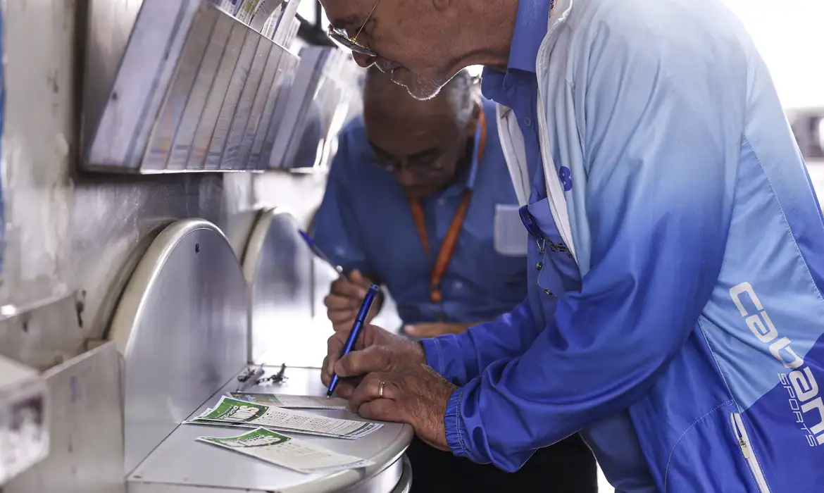 Mega-Sena acumula e próximo sorteio pode pagar R$ 300 milhões