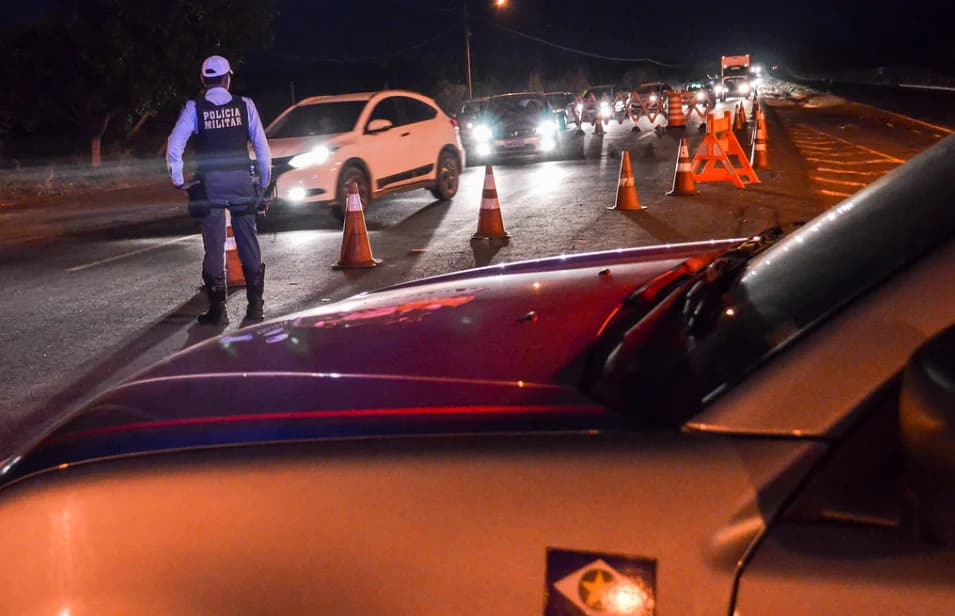 Motociclista bêbado cai e se machuca após fugir de blitz em Cuiabá
