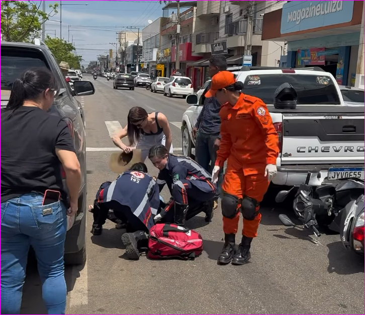 Motociclista fica ferida após colisão no Centro de Primavera