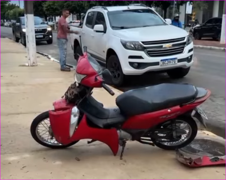Motociclista fica ferida em acidente com caminhonete em Primavera