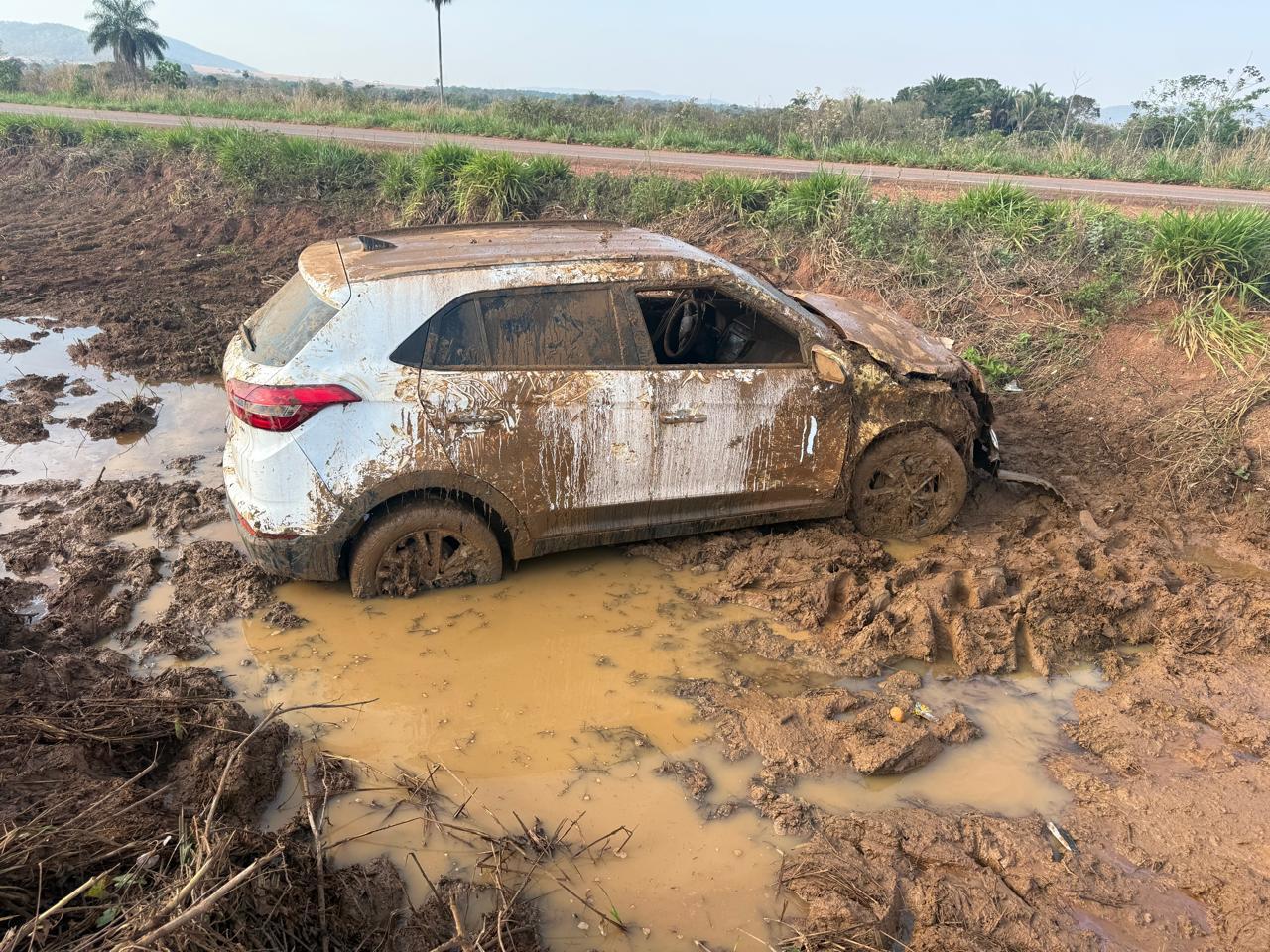 Motorista capota carro na BR-174 e fica preso às ferragens em MT