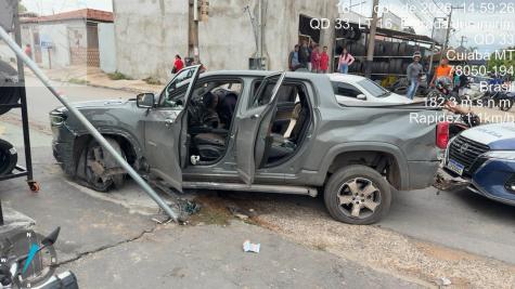 Motorista é preso em Cuiabá após atropelar moto e bater em poste