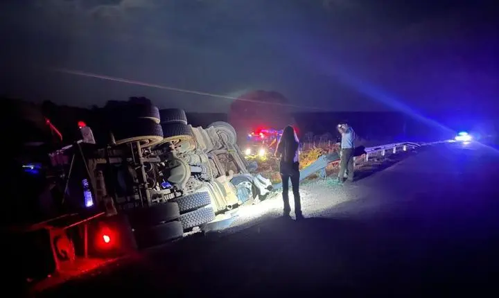 Motorista morre após carreta tombar na BR-070 próximo ao Distrito de Paredão