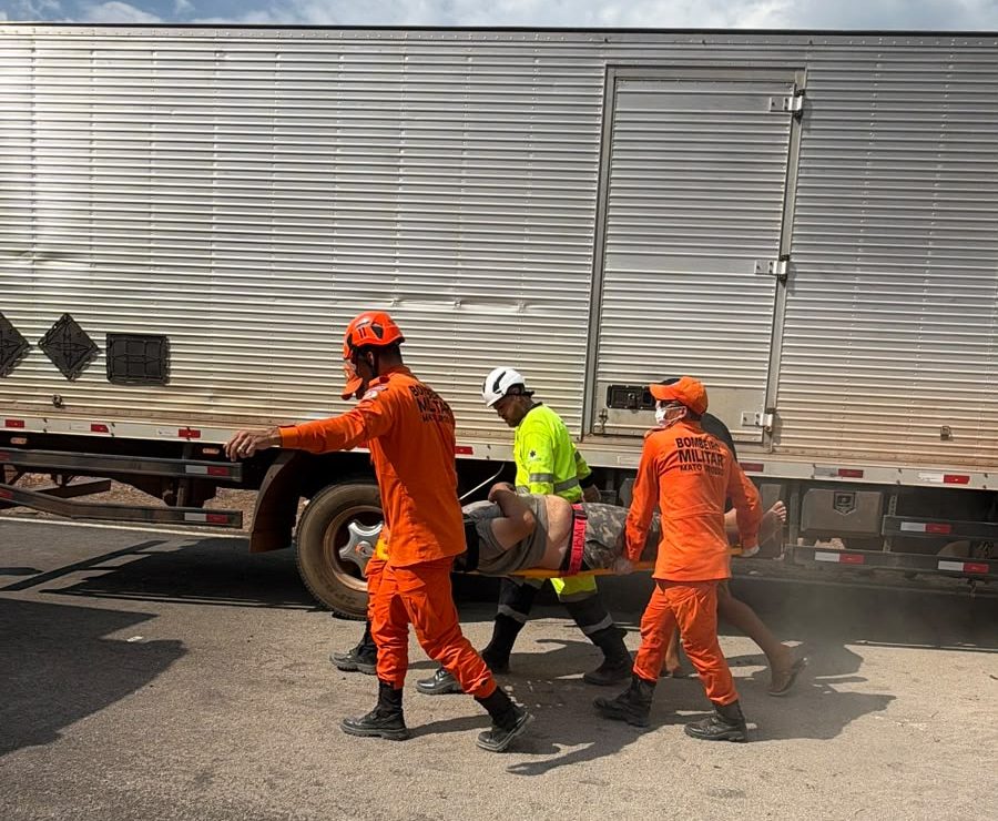 Motorista preso às ferragens em tombamento na BR-163 MT