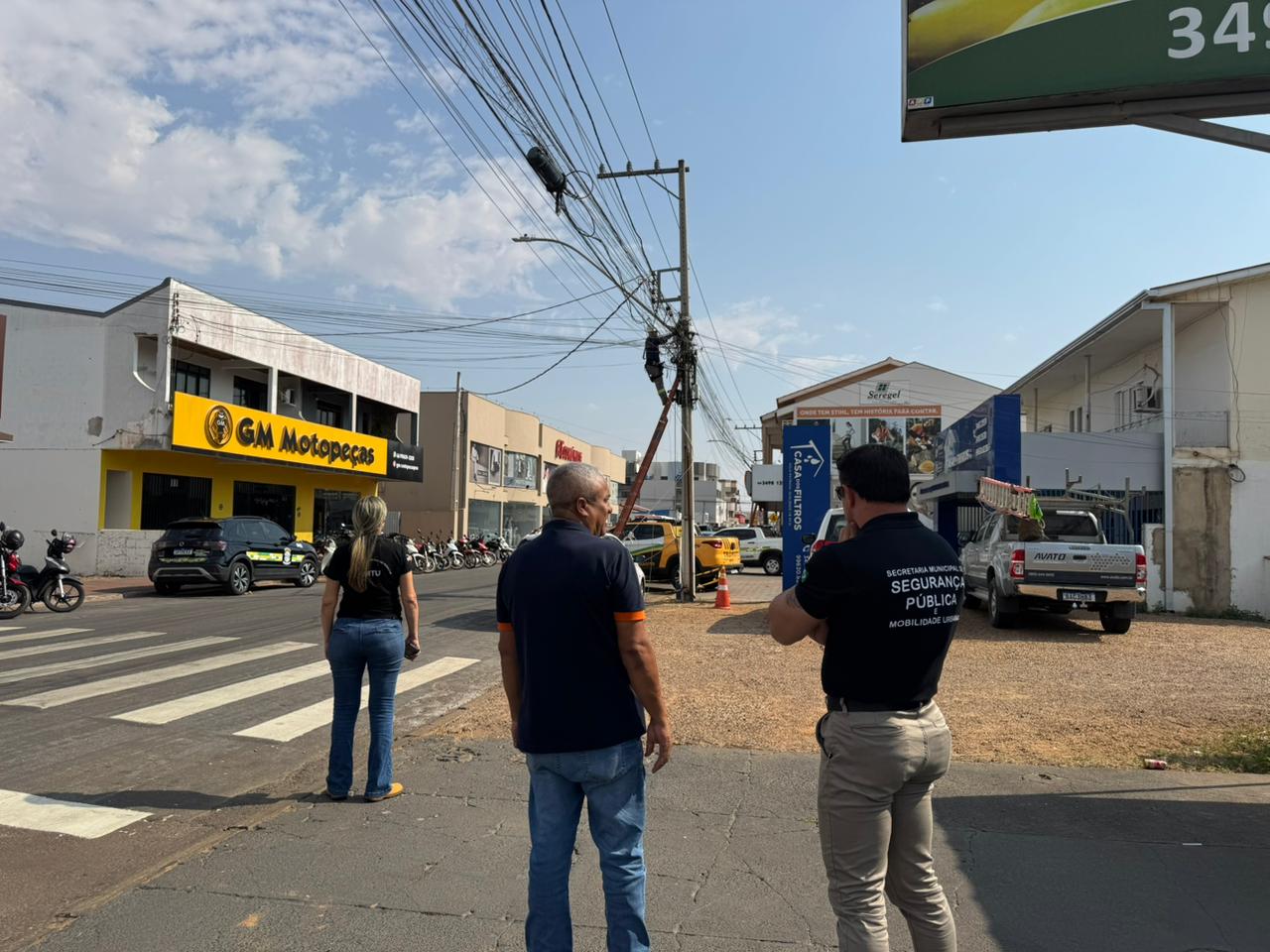 Mutirão em Primavera do Leste remove fios inutilizados de postes