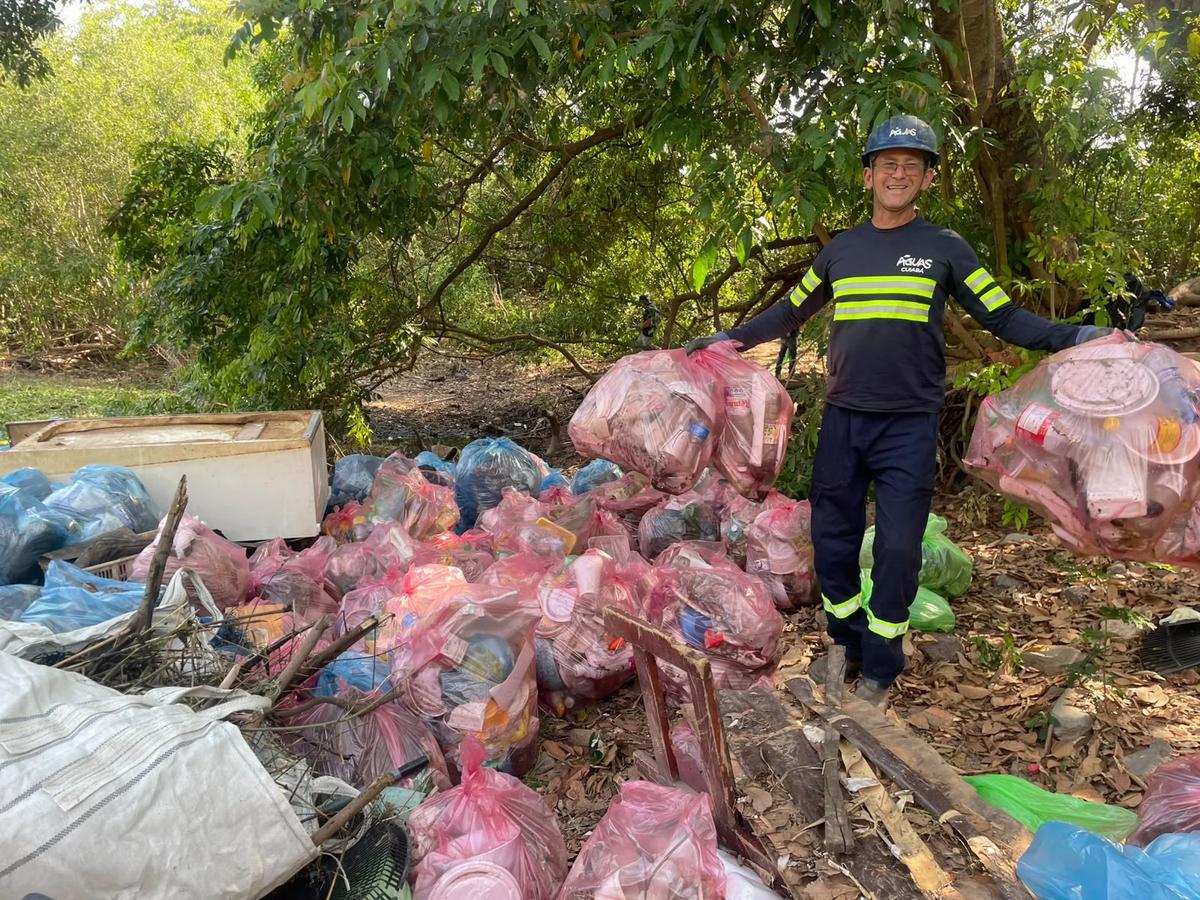 Mutirão recolhe 20 mil litros de lixo em córrego de Cuiabá