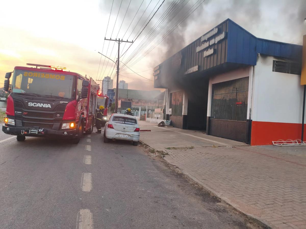 Oficina mecânica pega fogo em Sinop e bombeiros agem em MT