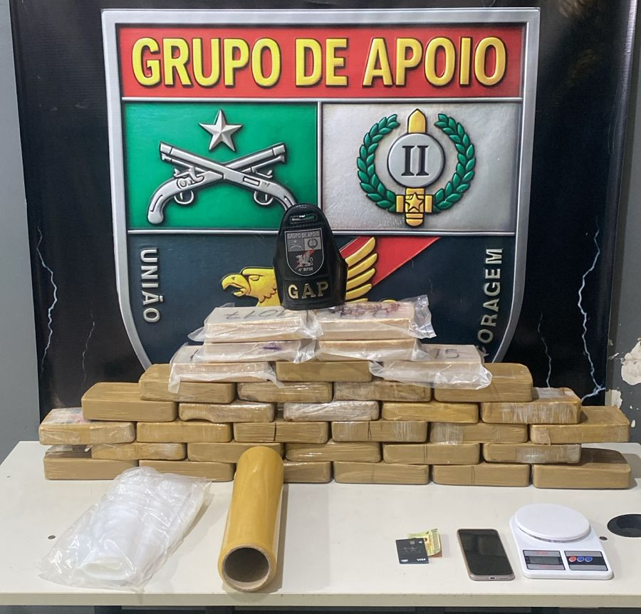 PM apreende 33 tabletes de cocaína em MT