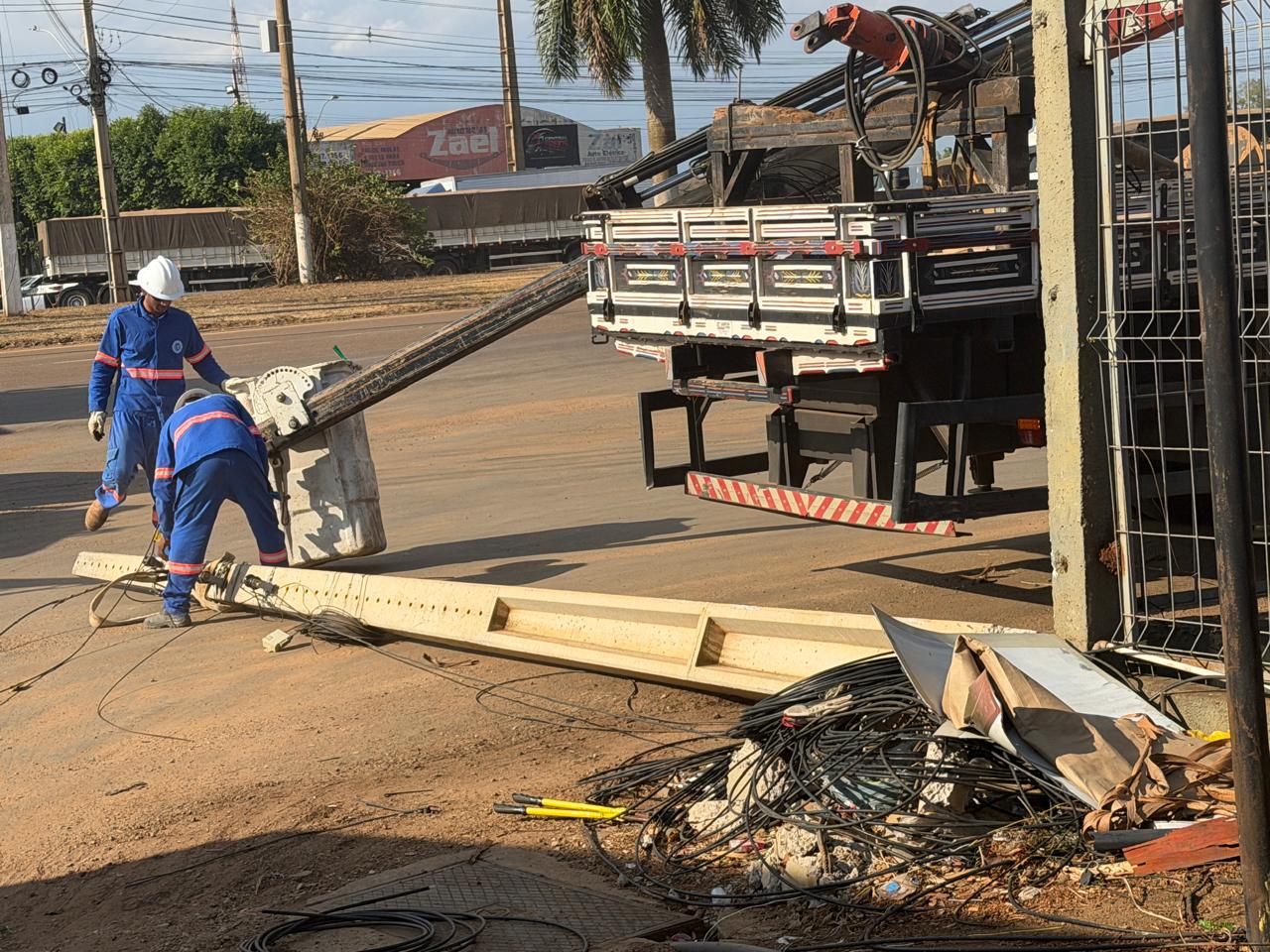 Poste com risco de queda é removido da Avenida das Indústrias em Primavera do Leste