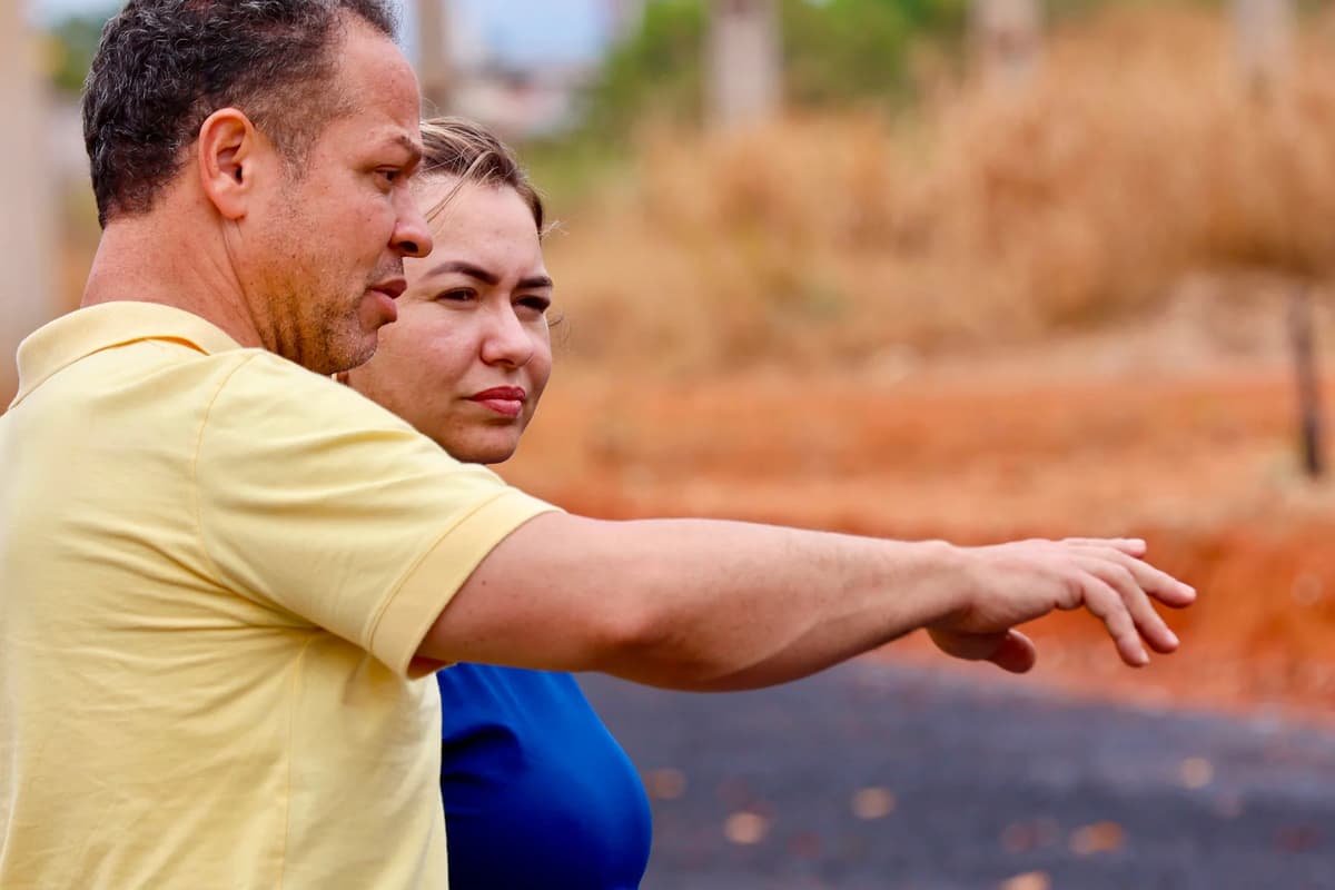 Prefeito vistoria asfalto de R$ 57 mi em bairro de MT