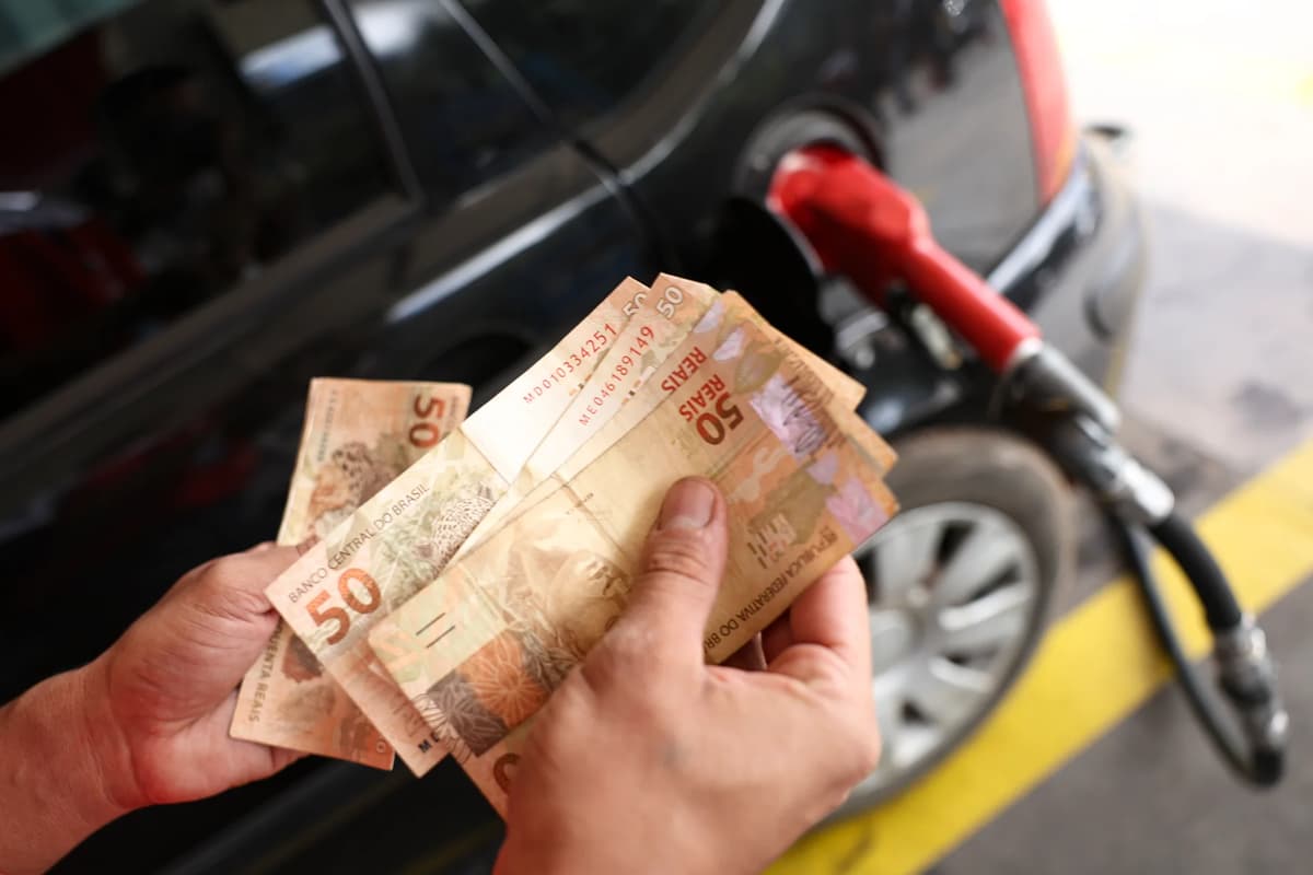 Procon fiscaliza combustíveis em Cuiabá após altas nos preços