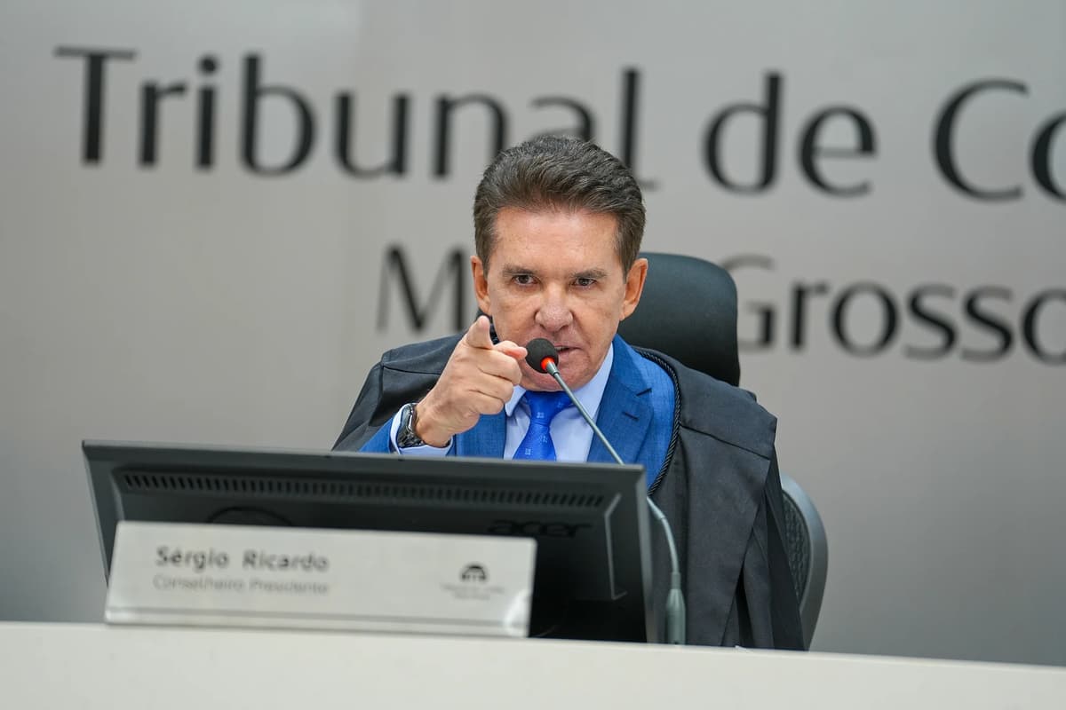 Sérgio Ricardo demite servidora do TCE por posts em MT