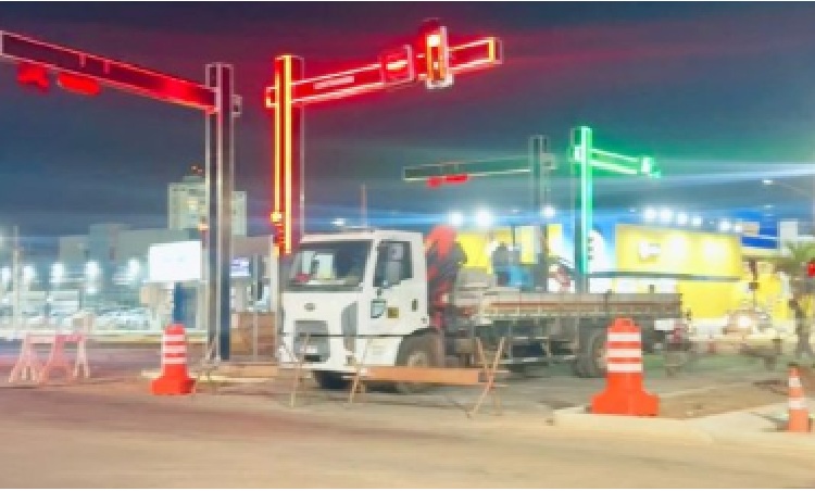 Sinop em MT tem semáforo com LED no chão e na estrutura do poste