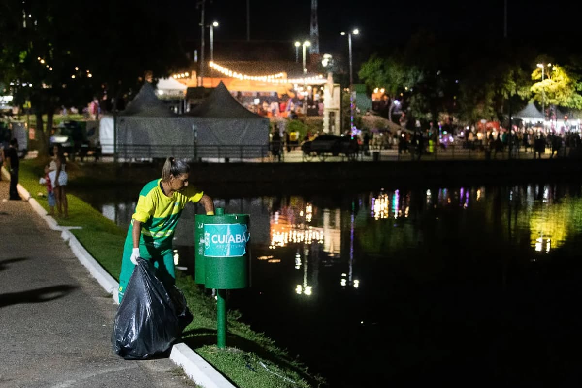 Trabalho noturno de limpeza urbana em Cuiabá mobiliza 78 pessoas